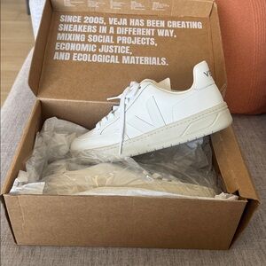 Veja V-12 Classic Court Low-Top Sneakers